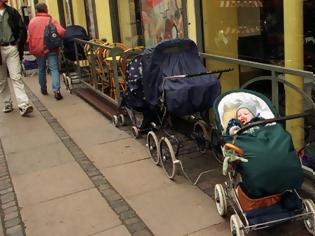Φωτογραφία για Είναι ΤΡΕΛΟΙ οι Σκανδιναβοί! Γιατί αφήνουν τα μωρά έξω στο κρύο;
