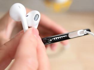 Φωτογραφία για Η Apple υποσχέθηκε να διορθώσει το πρόβλημα με τα ακουστικά Lightning-EarPods σύντομα.