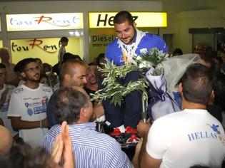 Φωτογραφία για Υποδοχή ήρωα στον χρυσό Παραολυμπιονίκη Στεφανουδάκη στην Κρήτη – Τον σήκωσαν στα χέρια