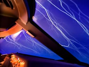 Φωτογραφία για Το θέαμα ΚΟΒΕΙ την Ανάσα: ΔΕΙΤΕ πώς φαίνονται οι ΚΑΤΑΙΓΙΔΕΣ μέσα από το Πιλοτήριο των αεροπλάνων... [ΕΝΤΥΠΩΣΙΑΚΕΣ ΕΙΚΟΝΕΣ]