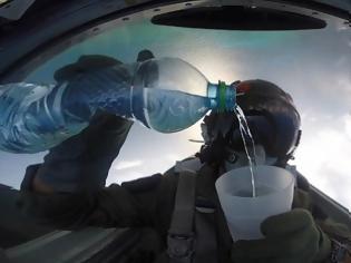 Φωτογραφία για ΑΠΙΣΤΕΥΤΟΣ Ο ΤΥΠΟΣ... Πιλότος μαχητικού πίνει νερό ενώ πετά ανάποδα!