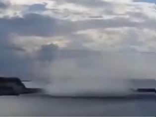 Φωτογραφία για Εντυπωσιακό! Τεράστρια ρουφήχτρα σηκώνει τη θάλασσα στη Σύρο