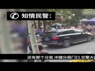 Φωτογραφία για Τρελή πορεία αυτοκινήτου σπέρνει τον τρόμο στην Κίνα – Παρέσυρε πεζούς [video]