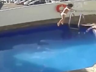 Φωτογραφία για 100 χρόνια φυλακή στον άνδρα που έπνιξε στην πισίνα την 3χρονη κόρη του (ΣΚΛΗΡΕΣ ΕΙΚΟΝΕΣ + VIDEO)