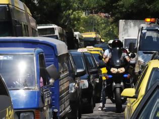 Φωτογραφία για Τέλη κυκλοφορίας Αυτοκινήτων: Θα γονατίσουν τους πολίτες οι μεγάλες αυξήσεις για οχήματα  πριν το 2010