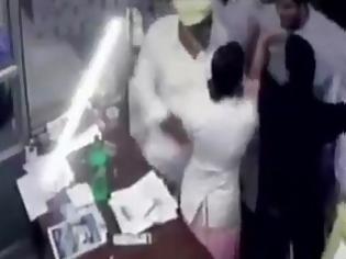 Φωτογραφία για ΣΟΚ! Ινδός πολιτικός ρίχνει στο έδαφος έγκυο νοσοκόμα [video]