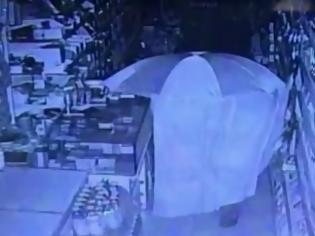 Φωτογραφία για Το βίντεο με τον κλέφτη που «καβατζώθηκε» ώστε να μην τον ανακαλύψουν με τίποτα