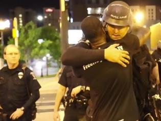 Φωτογραφία για Ο ακτιβιστής που μοίραζε αγκαλιές σε αστυνομικούς στο Σάρλοτ. ΔΕΙΤΕ ΟΛΟΙ ΤΟ ΒΙΝΤΕΟ