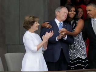 Φωτογραφία για Όταν η Μισέλ Ομπάμα αγκάλιασε τον Τζορτζ Μπους