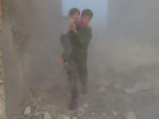 Φωτογραφία για Η βαρβαρότητα στη Συρία σε μια ΦΩΤΟΓΡΑΦΙΑ: Μάνα αγκαλιά με τα παιδιά της νεκροί στα ερείπια
