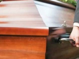 Φωτογραφία για Ηλεία: Εργολάβος κηδειών «κάρφωσε» στο κεφάλι συγγενή νεκρού