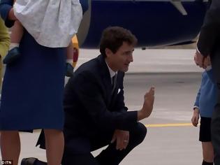Φωτογραφία για Όταν ο μικρός πρίγκιπας Γεώργιος σνόμπαρε τον Καναδό πρωθυπουργό! [video]
