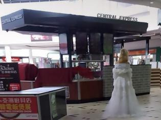Φωτογραφία για Μοναχική νύφη σε εμπορικό κέντρο στη Μελβούρνη