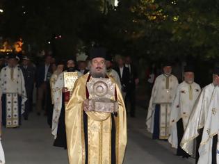 Φωτογραφία για Λιτανεύτηκε στην Παραμυθιά, με τη συμμετοχή πλήθους πιστών, λείψανο του αγίου Δονάτου...