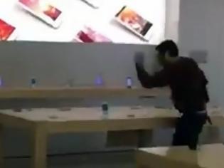 Φωτογραφία για ΑΠΙΣΤΕΥΤΟ: Μπήκε σε κατάστημα της Apple και άρχισε να σπάει όλες τις συσκευές!