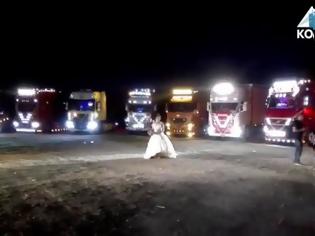 Φωτογραφία για Θεσσαλονίκη: Ο γάμος που έγινε viral - Νύφη και γαμπρός συγκίνησαν και εξέπληξαν τους καλεσμένους