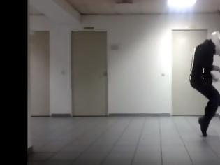 Φωτογραφία για ΘΕΟΣ: Αστυνομικός της ομάδας ΔΙΑΣ χορεύει Mάικλ Τζάκσον και γίνεται viral - AΠΟΛΑΥΣΤΕ ΤΟΝ... [video]
