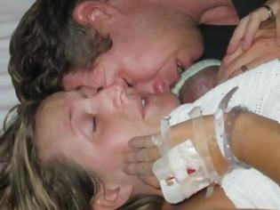 Φωτογραφία για Όταν ο νεογέννητος γιος τους πέθανε, το ζευγάρι κατέρρευσε - Δεν είχαν ιδέα όμως ΑΥΤΟ που θα ακολουθούσε… [video]