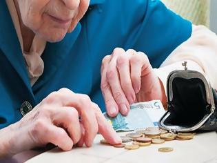 Φωτογραφία για Επικουρικές: ΚΛΑΙΝΕ για τις μειώσεις οι συνταξιούχοι έξω από τις τράπεζες!