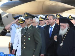 Φωτογραφία για Η πολιτική και στρατιωτική ηγεσία του ΥΠΕΘΑ στην τελετή υποδοχής των λειψάνων των Ελλήνων Αγωνιστών της Κύπρου
