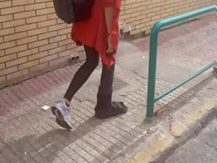 Φωτογραφία για ΑΠΟΚΛΕΙΣΤΙΚΟ: Παρουσιάστρια και αγαπητή δημοσιογράφος με σπασμένο πόδι βολτάρει με μπότα [photos]