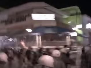 Φωτογραφία για Συμπλοκές αντιεξουσιαστών - ΜΑΤ - ακροδεξιών σε συγκέντρωση κατά της «ισλαμοποίησης» στο Ωραιόκαστρο [video]