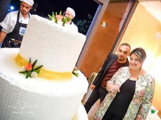 Φωτογραφία για Νύφη και γαμπρός έμειναν με το στόμα ανοιχτό - Η γαμήλια τούρτα έκρυβε εκπλήξεις