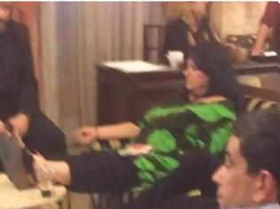 Φωτογραφία για Η Αννα Βαγενά «ξαναχτυπά»: Με τα πόδια στο τραπέζι της Βουλής - ΣΑΛΟΣ στα social media [photos]