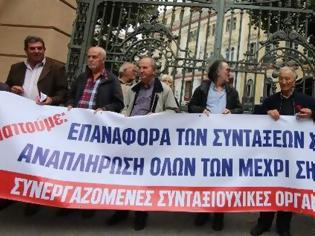 Φωτογραφία για Οι συνταξιούχοι πολιόρκησαν το υπουργείο Μακεδονίας - Θράκης στη Θεσσαλονίκη