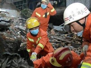 Φωτογραφία για Κίνα: Συγκίνηση για το παιδί που σώθηκε στα ερείπια - Ζούσε με τον παππού και είχε πάει επίσκεψη στους γονείς του