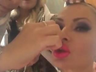 Φωτογραφία για Ρωσίδα ηθοποιός «βγάζει» τα χείλη της για να φάει και γίνεται viral [video]