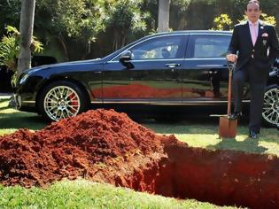 Φωτογραφία για Απίστευτος τύπος! Εκατομμυριούχος έθαψε την πανάκριβη Bentley του στέλνοντας συγκλονιστικό μήνυμα! [photos]