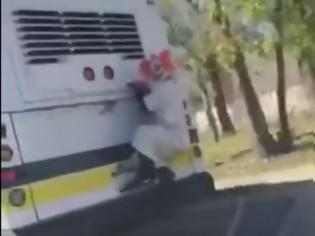 Φωτογραφία για Ανατριχιαστικός κλόουν κρεμασμένος σε λεωφορείο στο Detroit [video]