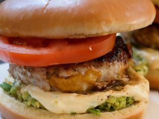Φωτογραφία για Homemade burger με λαχταριστό μπιφτέκι κοτόπουλο