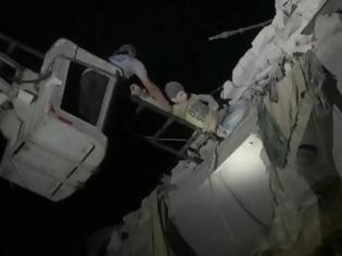 Φωτογραφία για Βίντεο που ΣΥΓΚΛΟΝΙΖΕΙ: Παιδί κρέμεται από διαλυμένο κτίριο, μετά από βομβαρδισμό στο Χαλέπι [video]