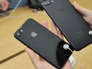 Φωτογραφία για Η Apple δεν χρησιμοποιεί πλέον αντικλεπτικά καλώδια στα καταστήματα της
