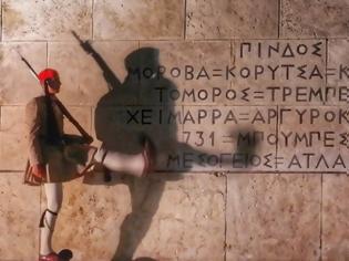 Φωτογραφία για Κουκουλοφόρος πέταξε μολότοφ στους Ευζώνους στο μνημείο του Αγνώστου Στρατιώτη