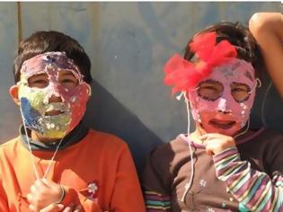 Φωτογραφία για Προσφυγόπουλα φτιάχνουν θεατρικές μάσκες [photos]
