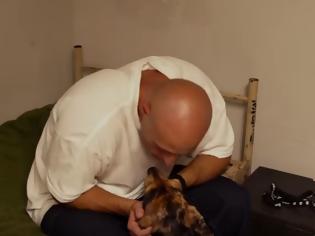Φωτογραφία για Έβαλαν έναν σκύλο στο κελί ενός φυλακισμένου και άρχισαν να βιντεοσκοπούν - Δείτε το βίντεο που έχει ΣΥΓΚΛΟΝΙΣΕΙ όλο τον πλανήτη