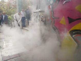 Φωτογραφία για Νέο μηχάνημα που σβήνει τα graffiti, απομακρύνει πατημένες τσίχλες και βρωμιές τεστάρει ο Δήμος Λαρισαίων