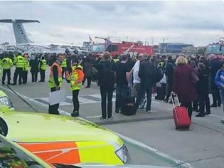 Φωτογραφία για Περιστατικό με χημικά σε αεροδρόμιο του Λονδίνου [photos]