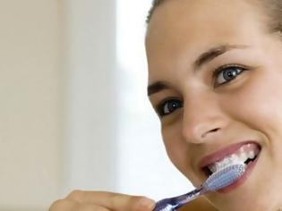 Φωτογραφία για 6 λάθη που σίγουρα κάνεις όταν βουρτσίζεις τα δόντια σου