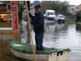 Φωτογραφία για Με βάρκες στους πλημμυρισμένους δρόμους οι κάτοικοι στο Μεσολόγγι - AΠΙΣΤΕΥΤΕΣ εικόνες