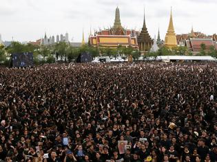 Φωτογραφία για Χιλιάδες Ταϊλανδοί ντυμένοι στα μαύρα θρηνούν για τον νεκρό βασιλιά τους