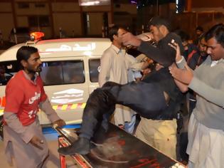 Φωτογραφία για ΕΙΚΟΝΕΣ ΠΟΥ ΣΟΚΑΡΟΥΝ! Δεκάδες νεκροί στο Πακιστάν μετά από τρομοκρατική επίθεση