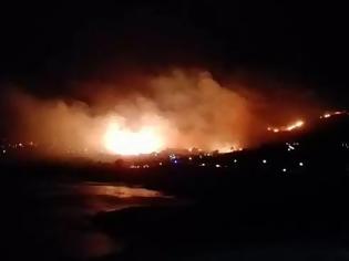 Φωτογραφία για Σύρος: Νύχτα τρόμου...ισως η μεγαλύτερη φωτιά στο νησί - Απειλούνται πολλά σπίτια [video]