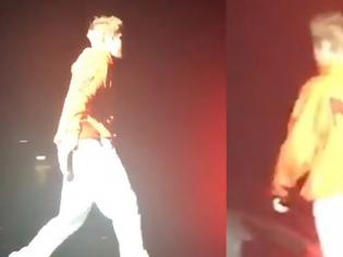 Φωτογραφία για Απίστευτη αντίδραση του Justin Bieber: Πέταξε το μικρόφωνο και έφυγε επειδή ούρλιαζαν οι θαυμαστές του! [video]
