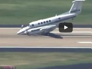 Φωτογραφία για Δραματική προσγείωση αεροσκάφους με τη… μύτη! [video]