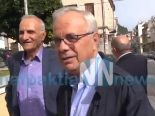 Φωτογραφία για Υπουργός κλείστηκε έξω από το δημαρχείο στη Ναύπακτο -Βρήκε κλειδωμένη την πόρτα [video]
