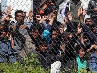 Φωτογραφία για Μυτιλήνη: Αυξάνονται οι εγκλωβισμένοι πρόσφυγες - Πέρασαν αλλά 104 άτομα σε λίγες ώρες!
